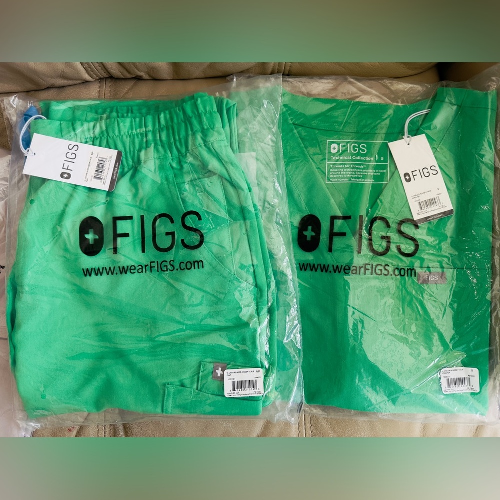 Brand New Figs Emerald Color Scrub Set top S bottoms medium Petite